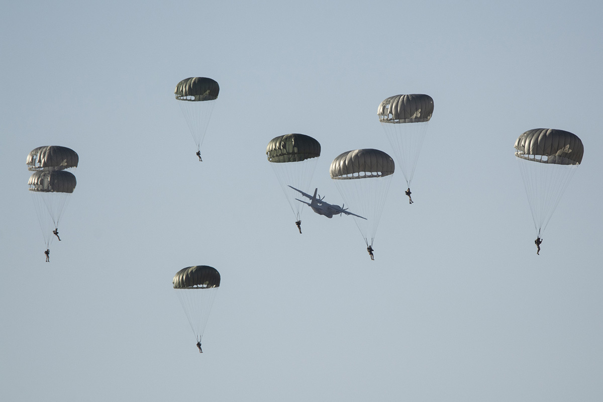 Paracaidistas en Portugal saltan de un A400M